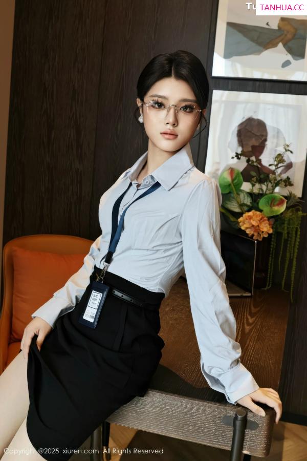   [XiuRen]高清写真图 2025.08.21 No.10674 糯梨子 性感OL第8张图片